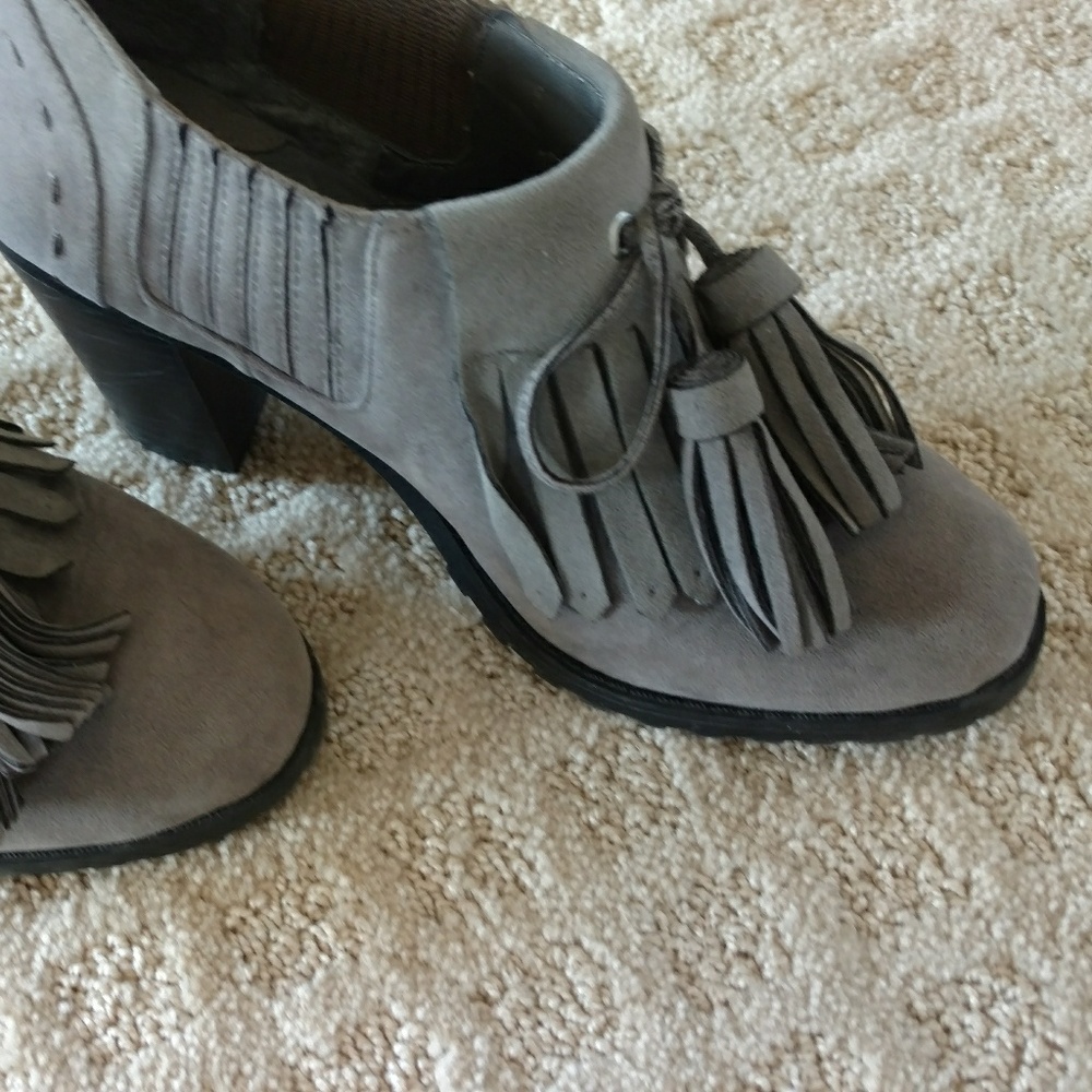 Light Gray Tasseled Shoes - Picture 2 of 7